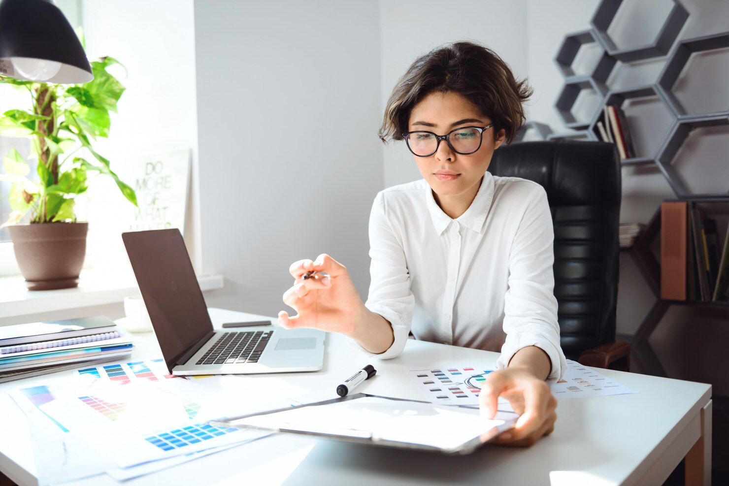JNB CONSULTING - Contacto - joven empresaria hermosa sentada lugar trabajo oficina